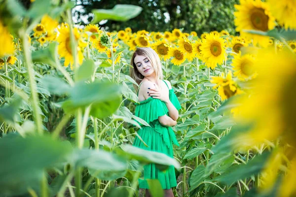 Blonde Européenne Fille Dans Une Robe Verte Sur Nature Avec — Photo