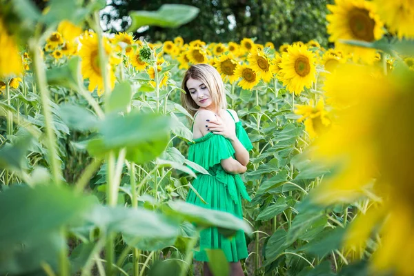 Блондинка Європейська Дівчина Зеленій Сукні Природі Соняшниками — стокове фото