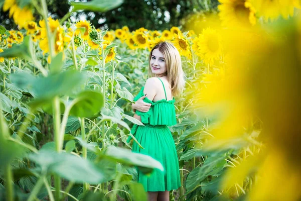 Blond Europeisk Flicka Grön Klänning Naturen Med Solrosor — Stockfoto