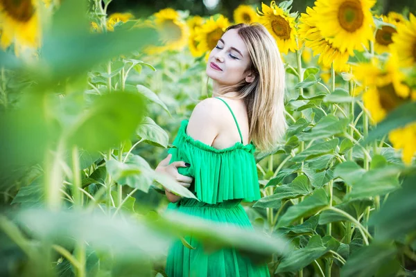 Bionda Ragazza Europea Abito Verde Sulla Natura Con Girasoli — Foto Stock