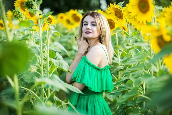 Блондинка Зеленом Платье Природе Подсолнухами — стоковое фото