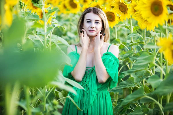 Blond Europeisk Flicka Grön Klänning Naturen Med Solrosor — Stockfoto