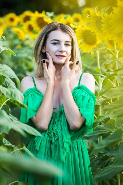 Blond Evropské Dívky Zelených Šatech Přírodě Slunečnicemi — Stock fotografie