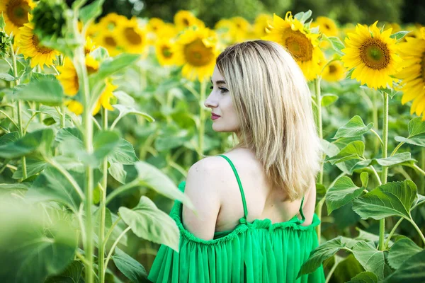 Blond Europeisk Flicka Grön Klänning Naturen Med Solrosor — Stockfoto