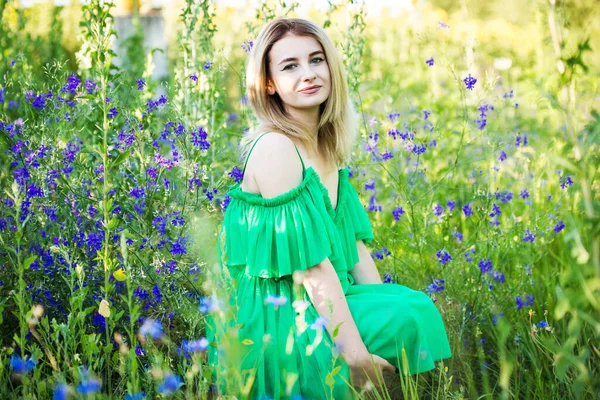 Блондинка Європейська Дівчина Зеленій Сукні Природі Блакитними Квітами — стокове фото