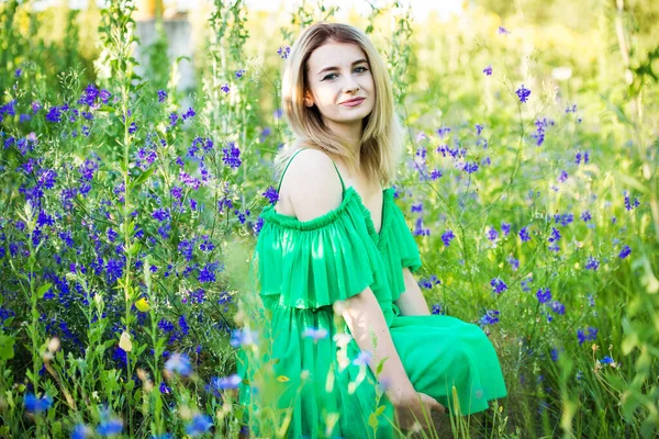 Rubia Europea Chica Vestido Verde Naturaleza Con Flores Azules — Foto de Stock