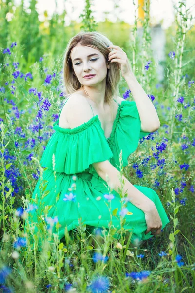 Blond Evropské Dívky Zelených Šatech Přírodě Modrými Květy — Stock fotografie