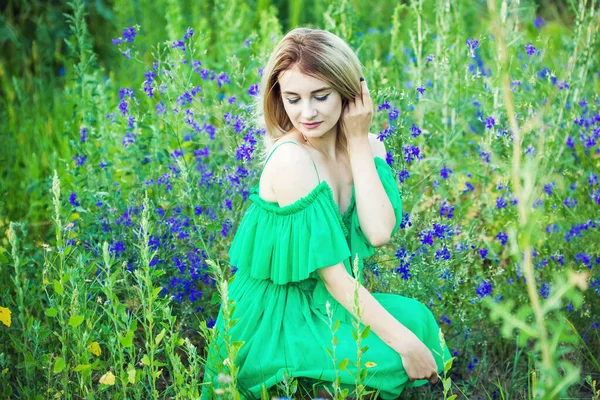 Menina Europeia Loira Vestido Verde Natureza Com Flores Azuis — Fotografia de Stock