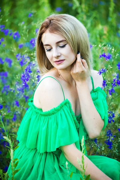 Blondynka Europejska Dziewczyna Zielonej Sukience Łonie Natury Niebieskimi Kwiatami — Zdjęcie stockowe