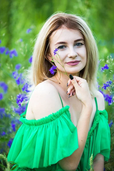 Блондинка Зеленом Платье Природу Голубыми Цветами — стоковое фото