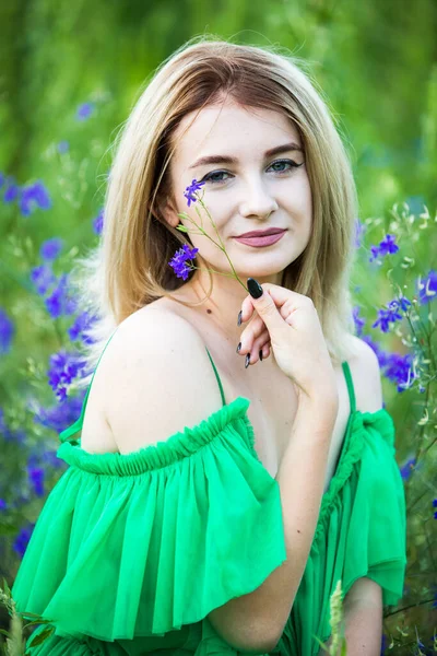 Yeşil Elbiseli Mavi Çiçekli Sarışın Avrupalı Kız — Stok fotoğraf