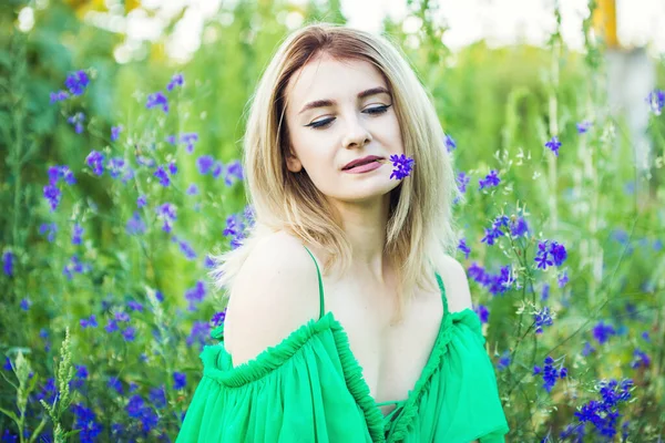 Rubia Europea Chica Vestido Verde Naturaleza Con Flores Azules — Foto de Stock