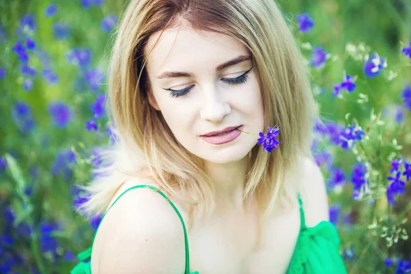 Bionda Ragazza Europea Vestito Verde Sulla Natura Con Fiori Blu — Foto Stock