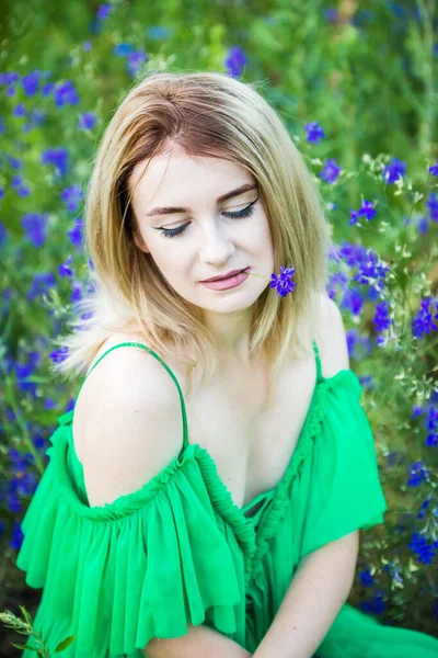 Blonde Fille Européenne Dans Une Robe Verte Sur Nature Avec — Photo