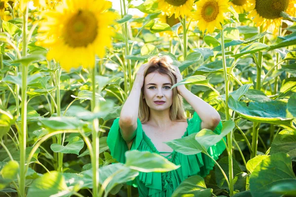 Blonde Européenne Fille Dans Une Robe Verte Sur Nature Avec — Photo