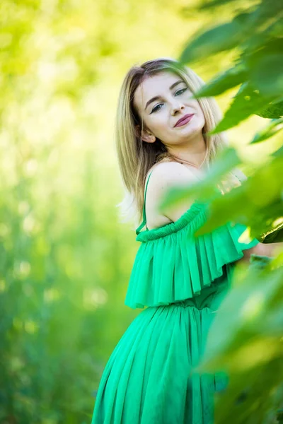 Menina Europeia Loira Vestido Verde Natureza Com Girassóis — Fotografia de Stock