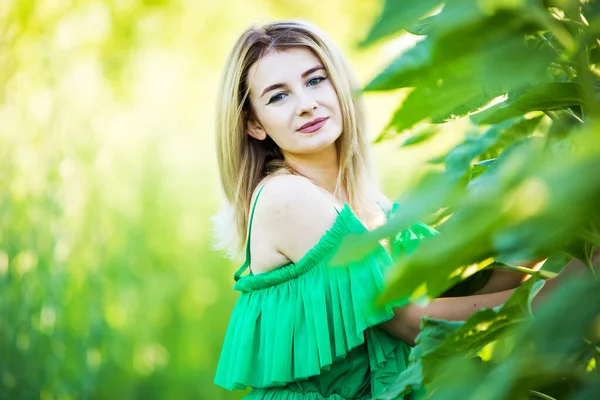 Блондинка Зеленом Платье Природе Подсолнухами — стоковое фото