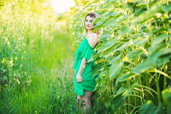 Bionda Ragazza Europea Abito Verde Sulla Natura Con Girasoli — Foto Stock