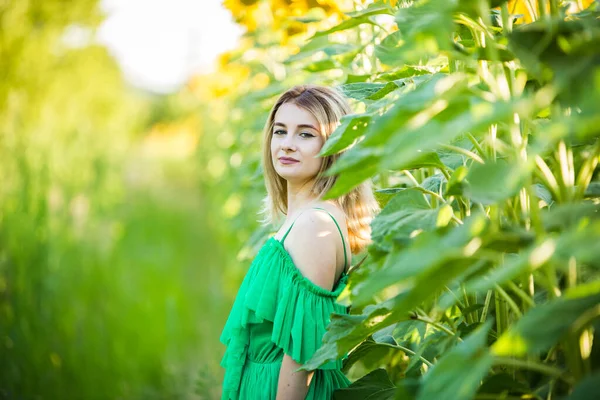 Blonde Européenne Fille Dans Une Robe Verte Sur Nature Avec — Photo