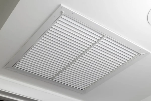 White Air Filter Vent Plafondraster Één Grote Wit Geschilderde Metalen — Stockfoto