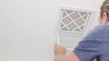 Adam bir küçük tavan hava Filtersmall kirli Hvac tavan hava filtresi değiştirme kaldırılır ve temiz hava filtresi ile değiştirilir. Ev Hava filtre değiştirme olgun bir erkek tarafından küçük tavan Hvac kanalının.