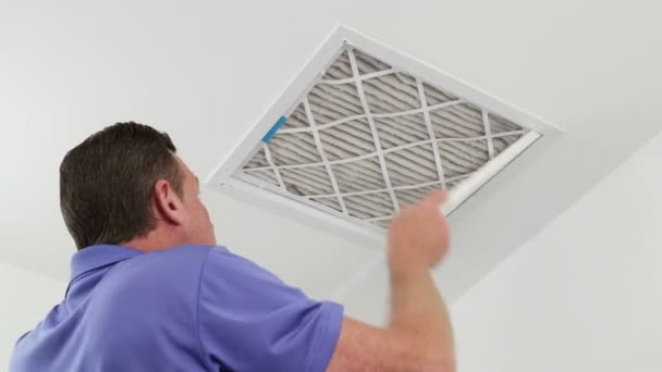 Man Vervangen Plafond Air Filter Volwassen Man Een Vuile Luchtfilter — Stockvideo