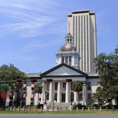 Tallahassee, Fl, Amerika Birleşik Devletleri - 13 Mayıs 2018: Tarihi eyalet başkenti şehir merkezinde önü. Florida Eyalet başkenti önünde Historic eyalet başkenti. Eski Florida State Capital daha yeni binanın önünde.