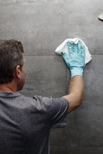 Homem Limpando Uma Parede Banho Azulejo Cinza Chuveiro Com Pano — Fotografia de Stock