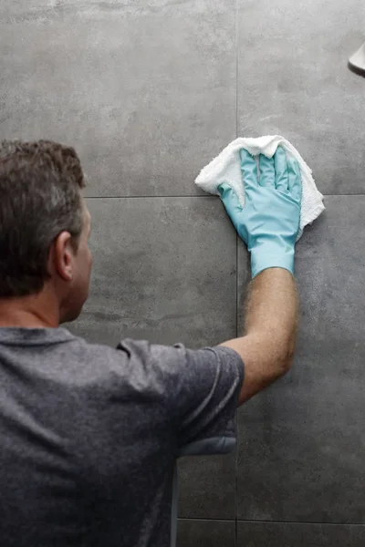 Hombre Limpiando Una Pared Ducha Baño Baldosas Grises Con Paño — Foto de Stock