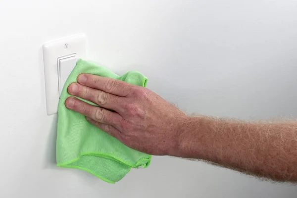 Pessoas Mão Limpando Uma Parede Controle Luz Branca Interruptor Luz — Fotografia de Stock