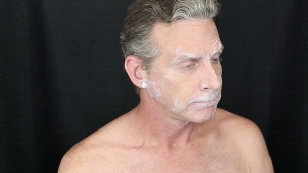 Man Met Dunne Witte Bentoniet Klei Gezicht Masker Draaien Heen — Stockvideo