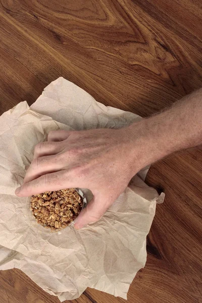 Pequeno Recipiente Plástico Transparente Lanche Comida Granola Doce Crocante Sendo — Fotografia de Stock