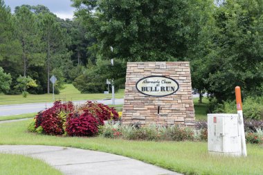 Tallahassee, Fl, Amerika Birleşik Devletleri - 16 Temmuz 2018: Mahalle işareti bir kaldırım ve Bull Run takipte Albermarle street boyunca. Banliyö Bull Run Albermarle Chase alt bölümü işareti bir yol ve kaldırım yakın: