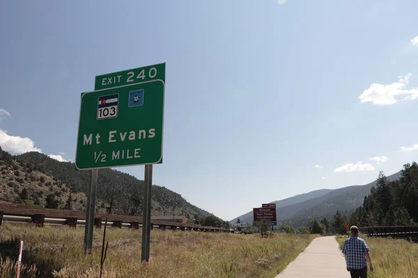 Personne Sentier pédestre Passé Mt Evans I-70 Sortie 240 Panneau routier — Photo