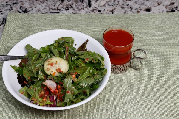 Gesunde Frühlingsmischung Salat Einer Schüssel Mit Gemüse Und Karotten Ingwer — Stockfoto