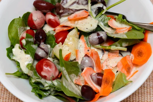 Verschiedene Salatblätter Mit Kalamata Oliven Karotten Tomaten Gurken Und Ranch — Stockfoto