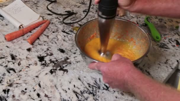 胡萝卜生姜色拉洗发水混合搅拌机的结束 将自制生菜色拉调料与浸渍搅拌机混合在碗中的人 不要在厨房柜台上的碗里搅拌胡萝卜生姜沙拉调料 — 图库视频影像