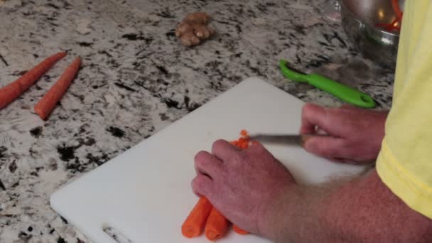 Las Zanahorias Anaranjadas Cortan Rodajas Una Tabla Blanca Cortar Una — Vídeos de Stock
