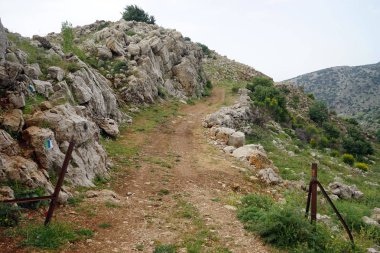 Toprak yolda İsrail Golan Tepeleri Hermon dağı