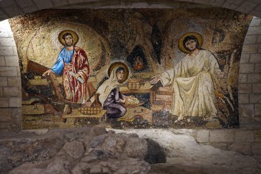 Nazaret, İsrail - Mayıs 2018 yaklaşık Saint Joseph Kilisesi altında mağara duvarındaki mozaik