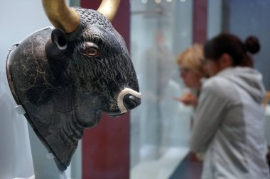 Heraklion, Yunanistan - Mayıs 2018 yaklaşık içki içme vazo (rhyton) serpantin, bir boğa'nın baş Acrhaeological Müzesi'nde şeklinde