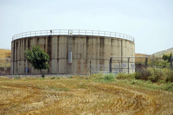 Zbiornik Duży Cementu Pobliżu Pole Pszenicy Galilei Izrael — Zdjęcie stockowe