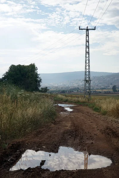 Elektrik Pilon Havuzu Toprak Yol Üzerinde — Stok fotoğraf