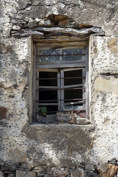 Krete 岛上旧的传统毁坏的希腊房子的窗口 — 图库照片