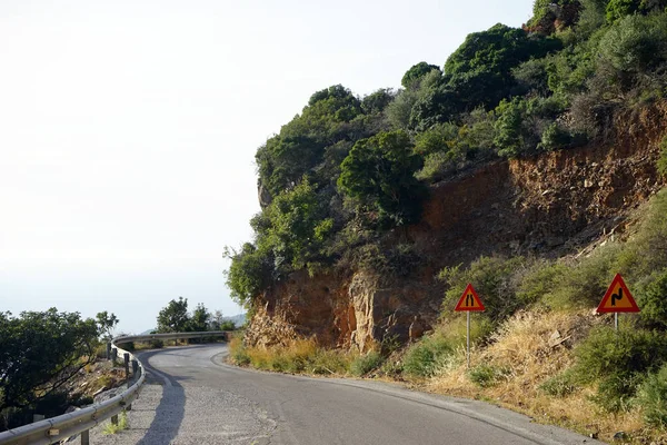 Dopravní Značky Asfaltové Silnici Západním Pobřeží Krete Řecko — Stock fotografie