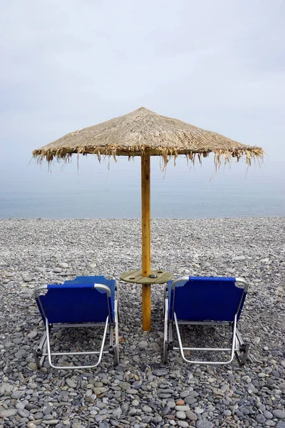 Парасолька Ліжками Гальковому Пляжі — стокове фото