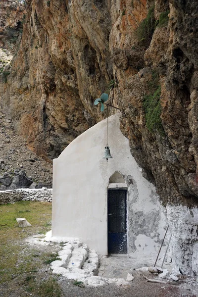 希腊克里特岛南海岸悬崖下的小教堂 — 图库照片