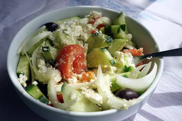 Griechischer Salat Auf Dem Tisch — Stockfoto