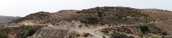 ギリシャ クレタ島の山の斜面に未舗装道路 — ストック写真