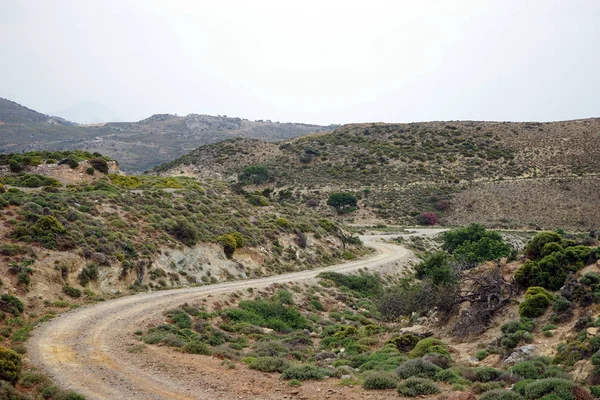 ギリシャ クレタ島の山の斜面に未舗装道路 — ストック写真